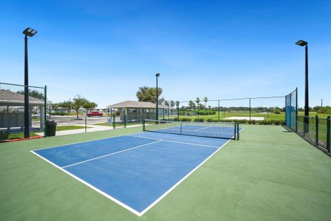 House in Fort Pierce, Florida 4 bedrooms, 210.42 sq.m. № 1079476 - photo 1