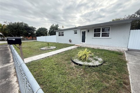 Casa en venta en Miami, Florida, 4 dormitorios, 100.33 m2 № 2000786 - foto 2