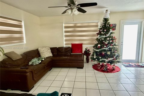 Casa en venta en Miami, Florida, 4 dormitorios, 100.33 m2 № 2000786 - foto 3