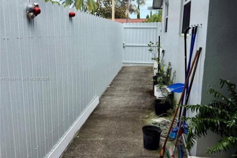 Casa en venta en Miami, Florida, 4 dormitorios, 100.33 m2 № 2000786 - foto 12