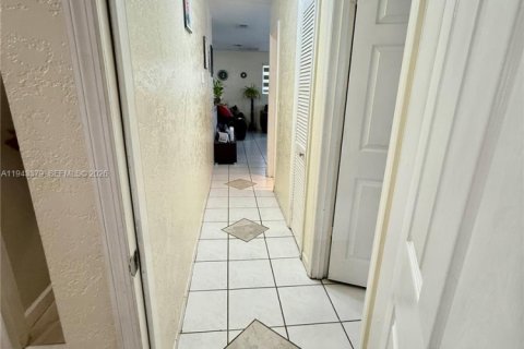 Casa en venta en Miami, Florida, 4 dormitorios, 100.33 m2 № 2000786 - foto 5