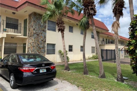 Condo in Lauderdale Lakes, Florida, 2 bedrooms  № 1730412 - photo 10