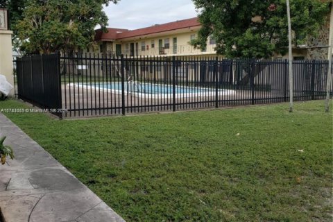 Condo in Lauderdale Lakes, Florida, 2 bedrooms  № 1730412 - photo 8