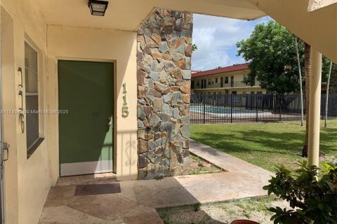 Condo in Lauderdale Lakes, Florida, 2 bedrooms  № 1730412 - photo 11