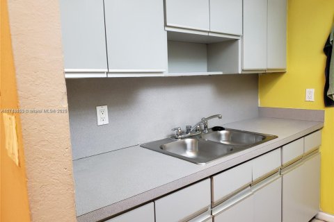 Condo in Lauderdale Lakes, Florida, 2 bedrooms  № 1730412 - photo 4