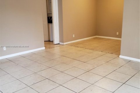 Condo in Lauderdale Lakes, Florida, 2 bedrooms  № 1730412 - photo 3