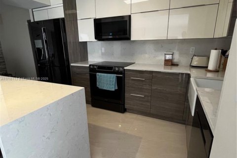 Condo in Hallandale Beach, Florida, 2 bedrooms  № 1468853 - photo 11