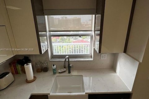 Condo in Hallandale Beach, Florida, 2 bedrooms  № 1468853 - photo 10