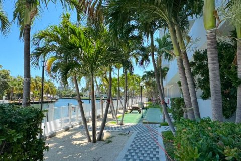 Condo in Hallandale Beach, Florida, 2 bedrooms  № 1468853 - photo 23