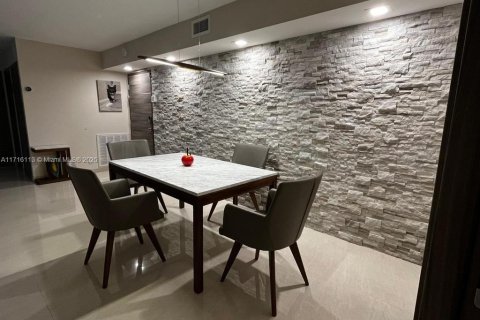 Condo in Hallandale Beach, Florida, 2 bedrooms  № 1468853 - photo 7