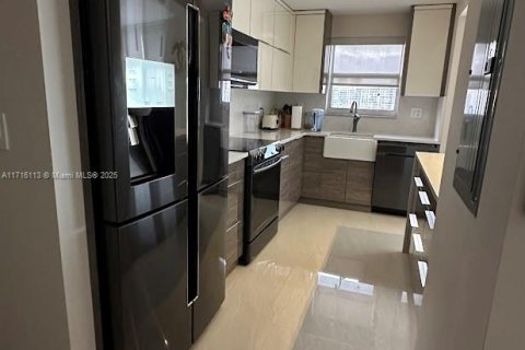 Condo in Hallandale Beach, Florida, 2 bedrooms  № 1468853 - photo 9