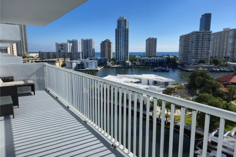 Condo in Hallandale Beach, Florida, 2 bedrooms  № 1468853 - photo 21