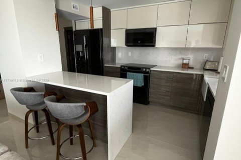 Condo in Hallandale Beach, Florida, 2 bedrooms  № 1468853 - photo 8