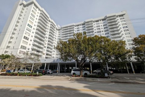 Condo in Hallandale Beach, Florida, 2 bedrooms  № 1468853 - photo 28