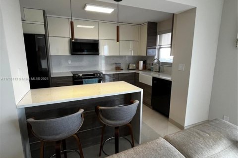 Condo in Hallandale Beach, Florida, 2 bedrooms  № 1468853 - photo 12