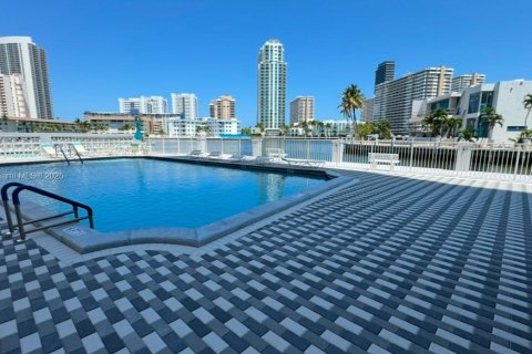 Condo in Hallandale Beach, Florida, 2 bedrooms  № 1468853 - photo 27