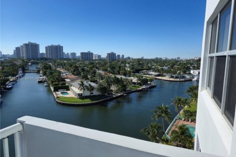 Condo in Hallandale Beach, Florida, 2 bedrooms  № 1468853 - photo 22