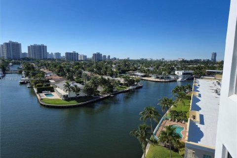 Condo in Hallandale Beach, Florida, 2 bedrooms  № 1468853 - photo 24