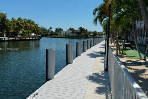 Condo in Hallandale Beach, Florida, 2 bedrooms  № 1468853 - photo 25