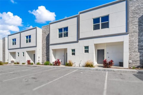 Townhouse in Davenport, Florida 4 bedrooms, 155.24 sq.m. № 2213891