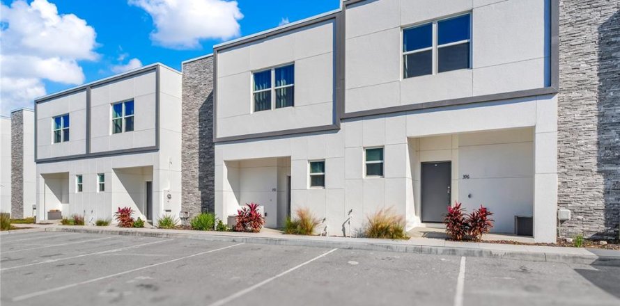 Townhouse in Davenport, Florida 4 bedrooms, 155.24 sq.m. № 2213891