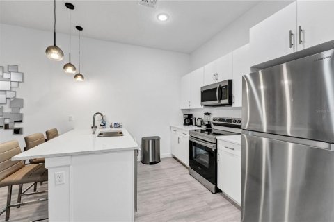 Townhouse in Davenport, Florida 4 bedrooms, 155.24 sq.m. № 2213891 - photo 6