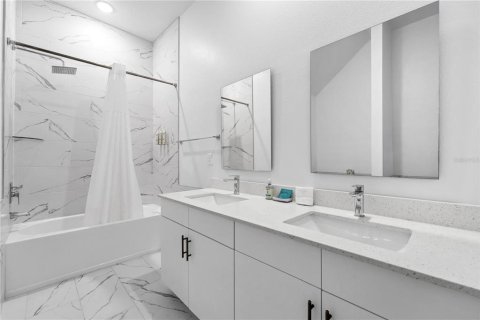 Townhouse in Davenport, Florida 4 bedrooms, 155.24 sq.m. № 2213891 - photo 8