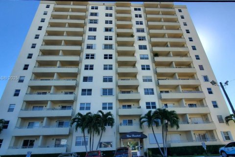 Condo in Fort Lauderdale, Florida, 1 bedroom  № 1953261 - photo 1