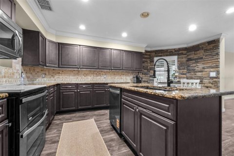 House in Haines City, Florida 4 bedrooms, 263.01 sq.m. № 2402780 - photo 12