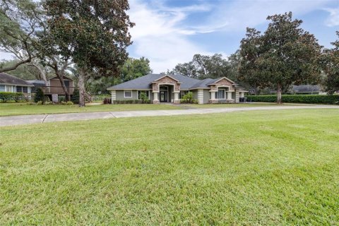 House in Haines City, Florida 4 bedrooms, 263.01 sq.m. № 2402780 - photo 3