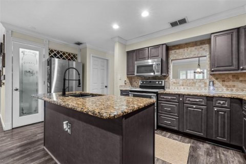 House in Haines City, Florida 4 bedrooms, 263.01 sq.m. № 2402780 - photo 13