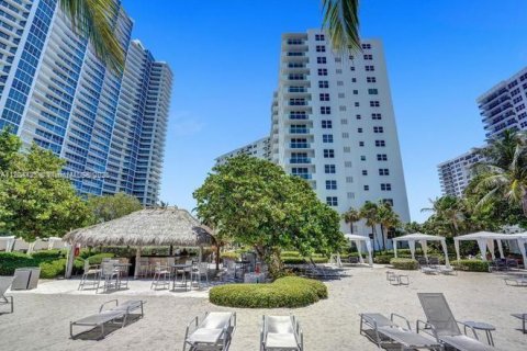 Condo in Hollywood, Florida, 1 bedroom  № 1727902 - photo 30
