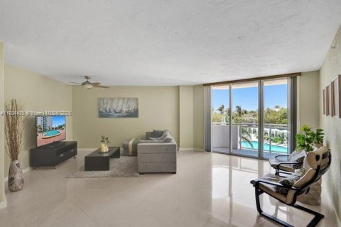 Condo in Hollywood, Florida, 1 bedroom  № 1727902 - photo 13