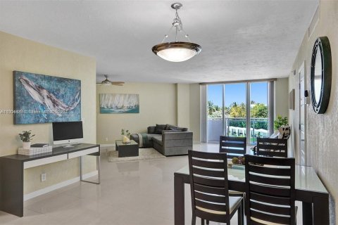 Condo in Hollywood, Florida, 1 bedroom  № 1727902 - photo 16