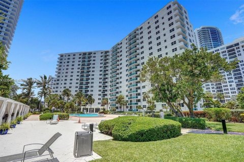 Condo in Hollywood, Florida, 1 bedroom  № 1727902 - photo 6