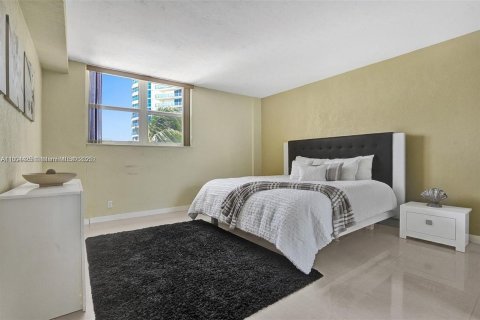 Condo in Hollywood, Florida, 1 bedroom  № 1727902 - photo 7