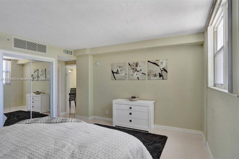 Condo in Hollywood, Florida, 1 bedroom  № 1727902 - photo 9