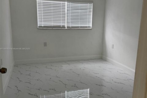 Condo in Hialeah, Florida, 2 bedrooms № 1963104 - photo 4