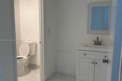 Condo in Hialeah, Florida, 2 bedrooms № 1963104 - photo 3