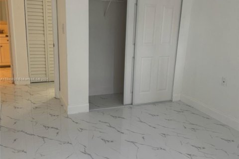 Condo in Hialeah, Florida, 2 bedrooms № 1963104 - photo 8
