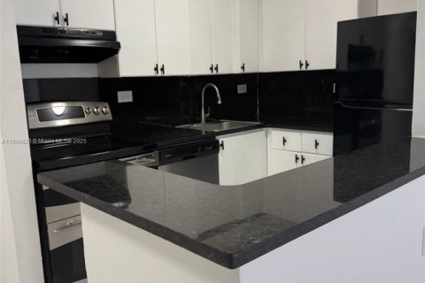 Condo in Hialeah, Florida, 2 bedrooms № 1963104 - photo 2