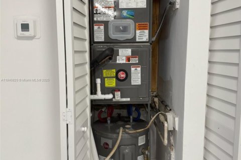 Condo in Hialeah, Florida, 2 bedrooms № 1963104 - photo 9