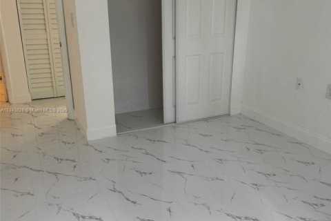 Condo in Hialeah, Florida, 2 bedrooms № 1963104 - photo 7