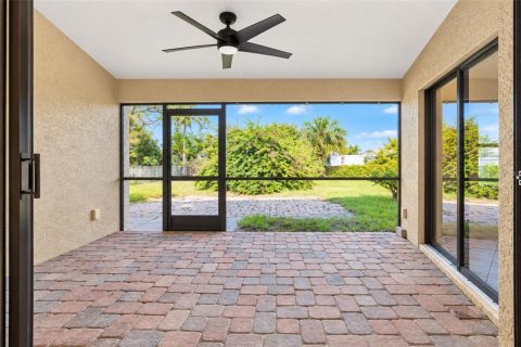 Villa ou maison à vendre à Englewood, Floride: 2 chambres, 153.94 m2 № 2425917 - photo 10