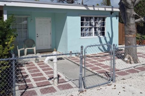 House in Marathon, Florida 2 bedrooms, 75.25 sq.m. № 1721661 - photo 1