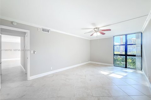 Снять в аренду кондоминиум в Форт-Лодердейл, Флорида 2 спальни, 103.12м2, № 2043554 - фото 20