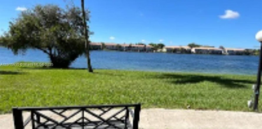 Кондоминиум с 2 спальнями в Майами, Флорида № 1970596