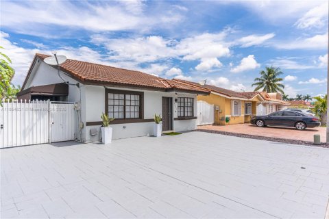 House in Hialeah Gardens, Florida 3 bedrooms, 106.28 sq.m. № 1872535 - photo 1