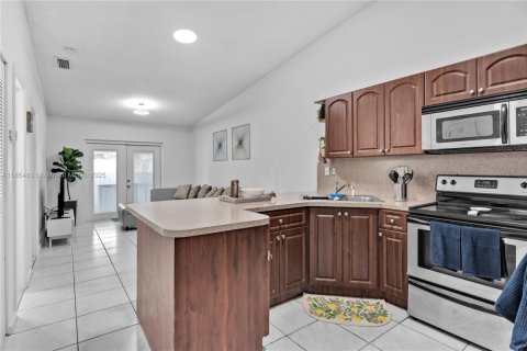 House in Hialeah Gardens, Florida 3 bedrooms, 106.28 sq.m. № 1872535 - photo 3