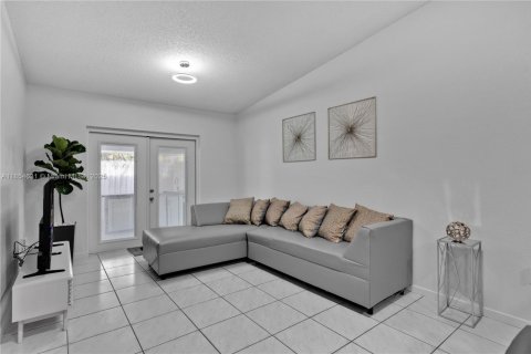 Villa ou maison à louer à Hialeah Gardens, Floride: 3 chambres, 106.28 m2 № 1872535 - photo 9